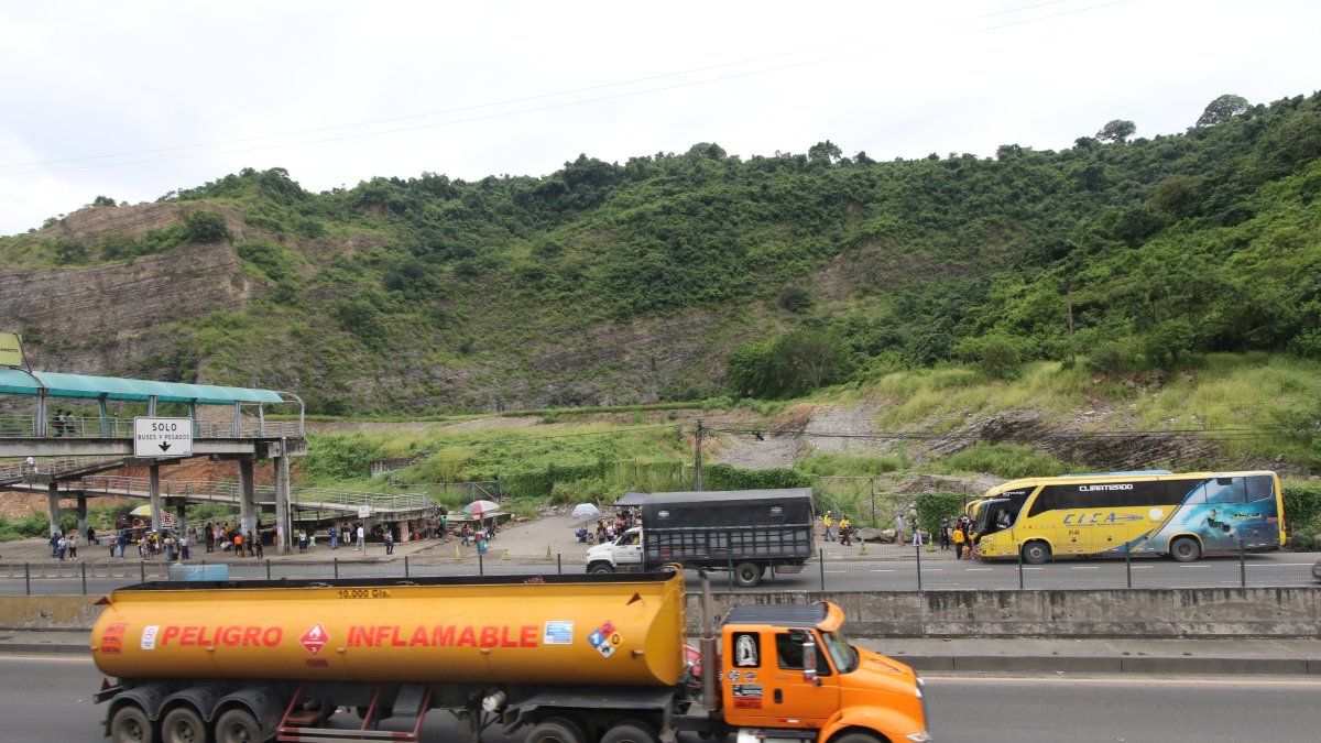 Por el tipo de vehículos que circula generalmente por la zona, los ciudadanos reclaman una terminal segura en la vía a la costa.