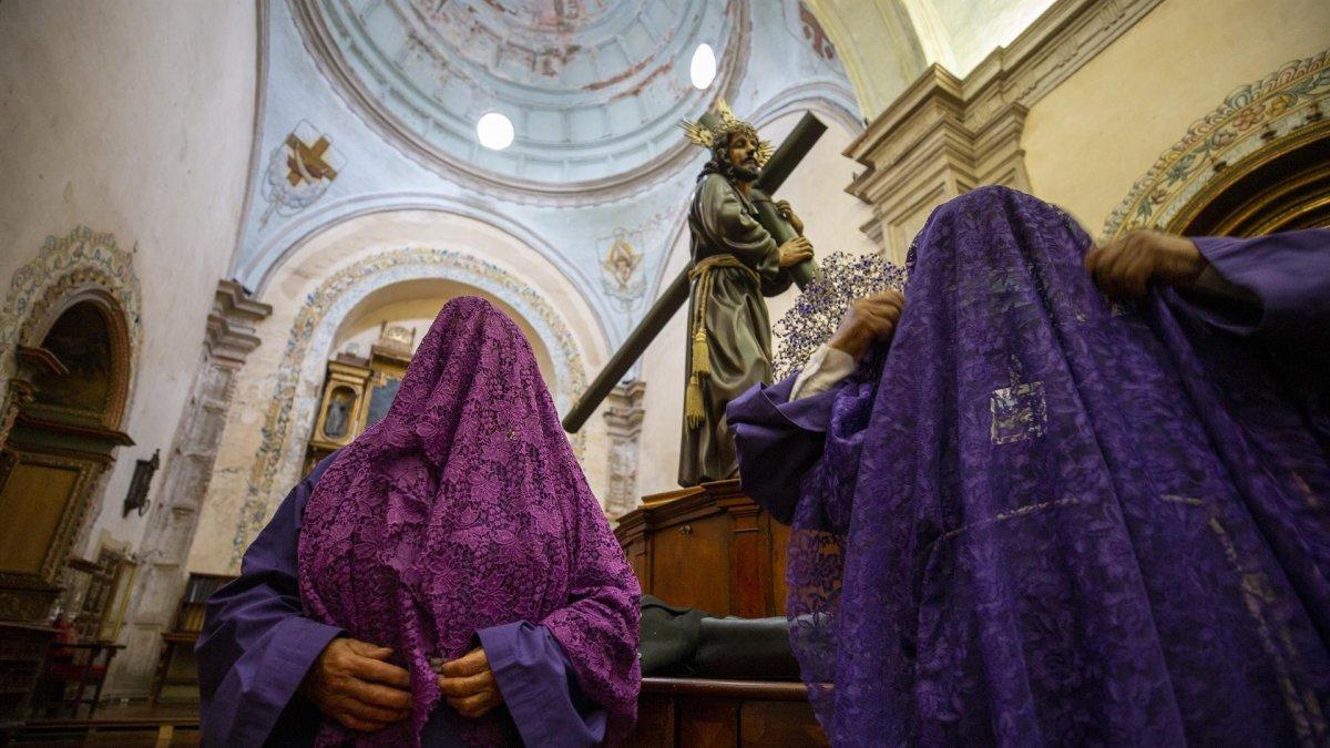 Vista de verónicas que acompañan la figura del Jesús del Gran Poder en el Covento de San Francisco hoy en Quito (Ecuador). La cuenta atrás ya se ha iniciado en Quito para recuperar su Semana Santa, una de las más tradicionales y multitudinarias de Latinoamérica, que volverá a tener iglesias llenas y concurridas procesiones en las calles tras dos años donde estos actos públicos estuvieron suspendidos por la pandemia.