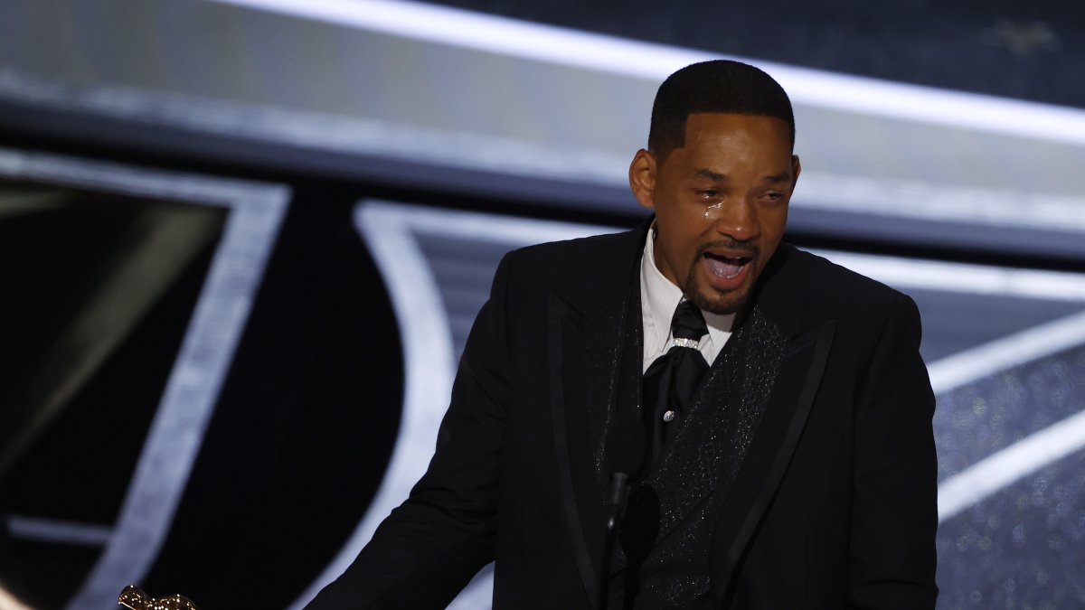 Fotografía de archivo del 27 de marzo de 2022 que muestra al actor estadounidense Will Smith durante su discurso después de ganar el Oscar al Mejor Actor por 'King Richard' en la 94ª ceremonia anual de los Premios de la Academia, en el Dolby Theatre de Hollywood, Los Ángeles, California, Estados Unidos.