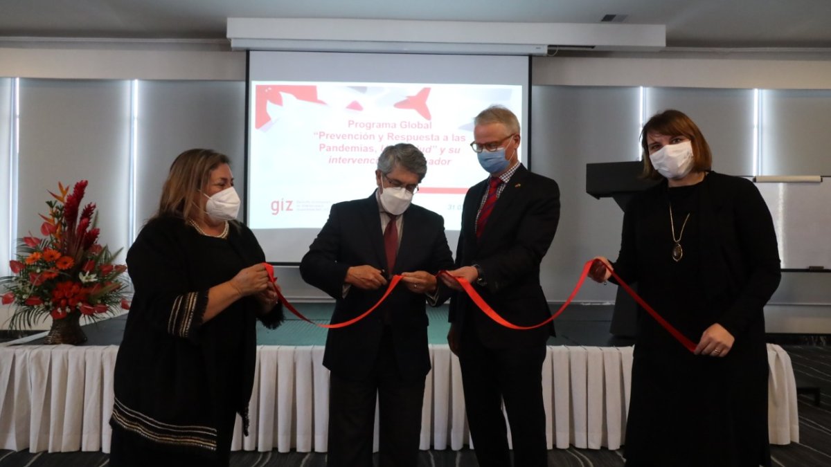 Acto simbólico entre el embajador de Alemania en Ecuador, Philip Schauer; el subsecretario de Articulación y el viceministro de Gobernanza de Salud Pública, José Rúales.