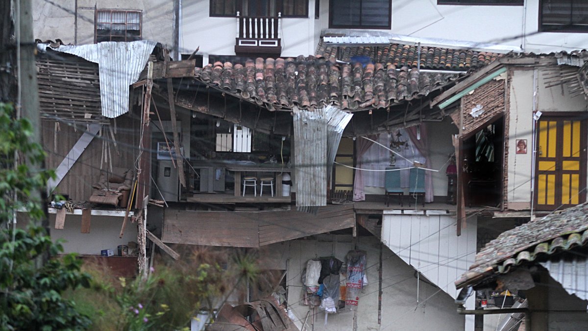 Realidad. El barrio de la calle Colón, donde se registró un socavón el pasado 15 de diciembre, lleva 109 días siendo un sitio fantasma.