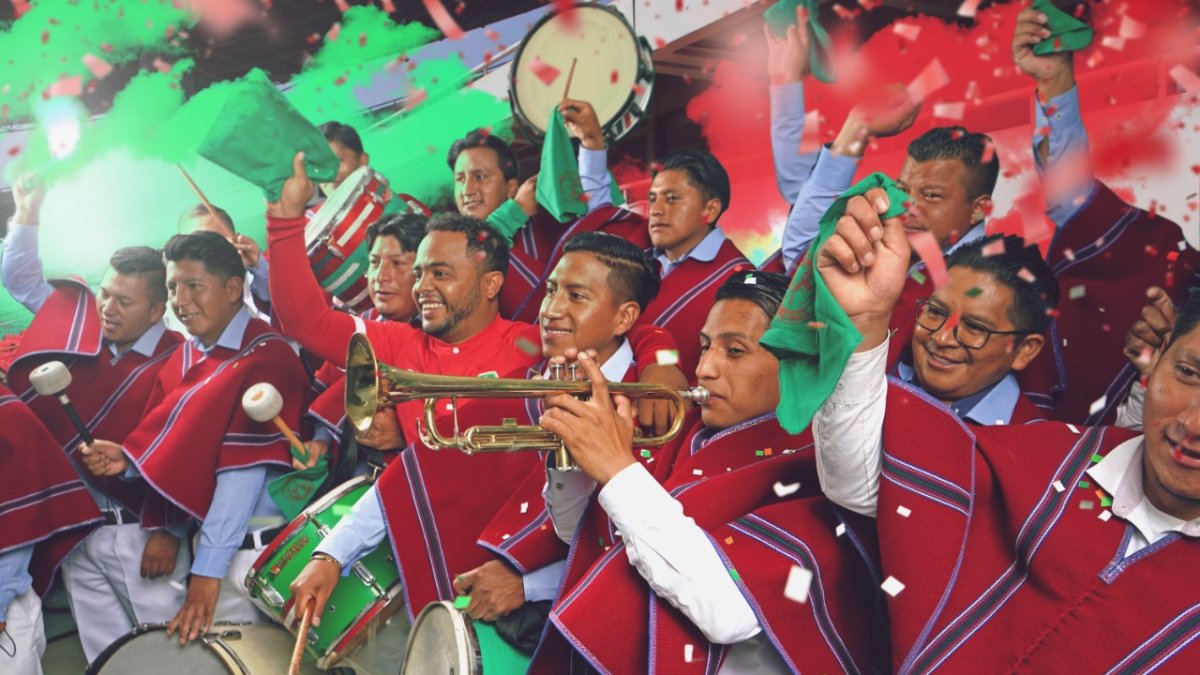 Los integrantes de la barra del Mushuc Runa, con su vestimenta tradicional e instrumentos, alientan en cada partido al conjunto que juega como local en Echaleche.