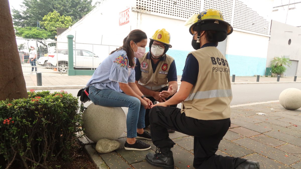 Atención. Las técnicas de respiración, de diálogo, entre otras que son con hidratación pausada, utilizan los profesionales en sus atenciones de emergencia.