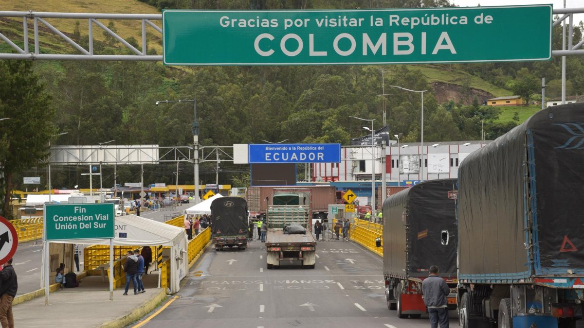 Camiones cruzan la frontera de Ecuador y Colombia en Tulcán (Ecuador), en una fotografía de archivo.