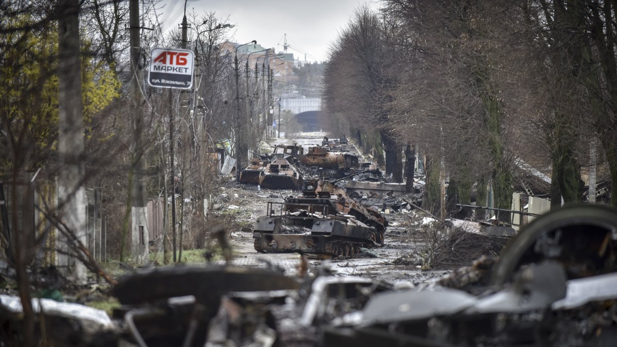 Vista general de una calle con maquinaria militar rusa destruida en las áreas recuperadas por el ejército ucraniano en la ciudad de Bucha en la región de Kiev, Ucrania.