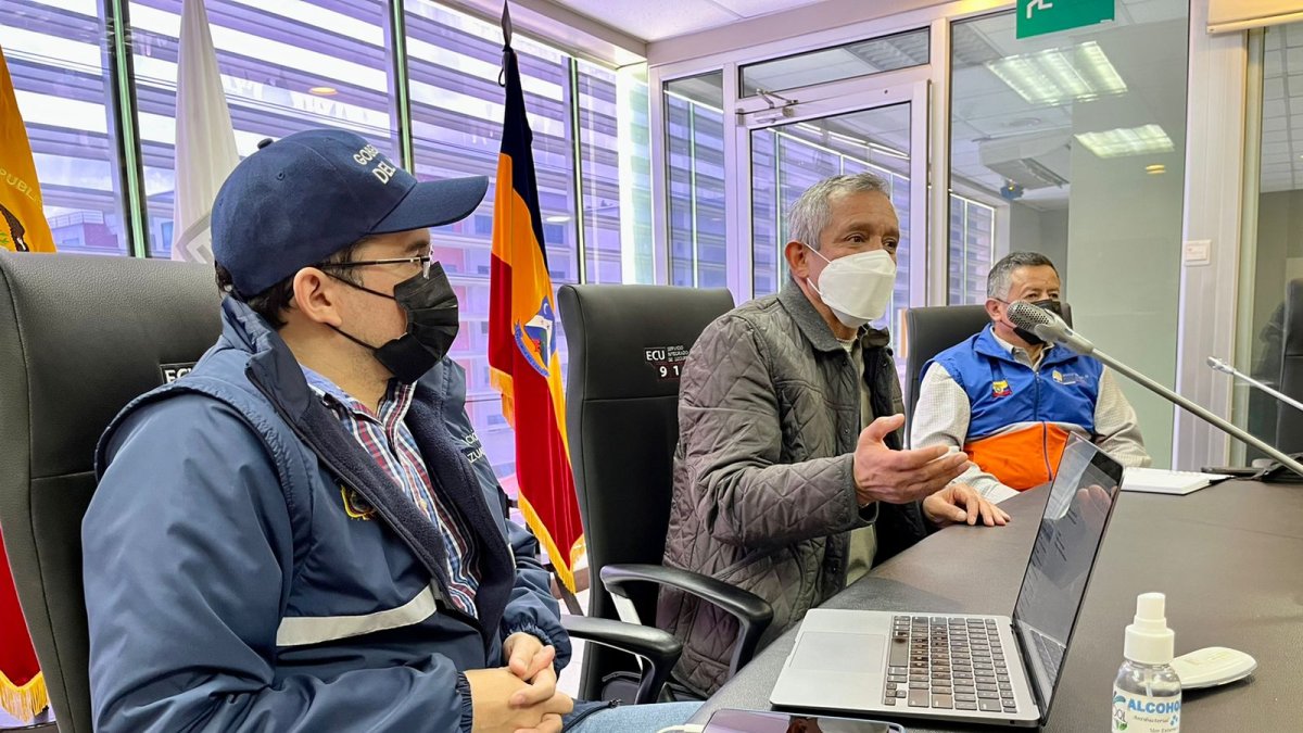 El ministro del Interior, Patricio Carrillo, mantuvo una reunión previa antes de dar el pronunciamiento a los medios de comunicación.