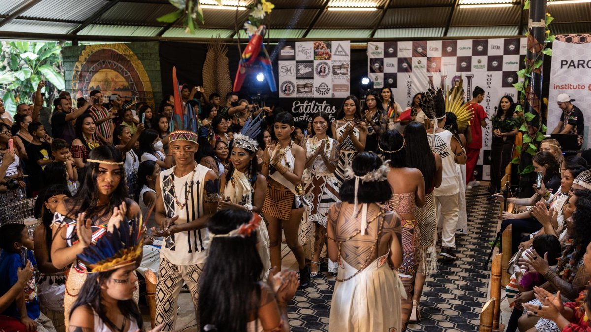 Indígenas modelan durante la I Muestra Intercultural de Moda Indígena, en Manaos, en la Amazonía Brasileña.