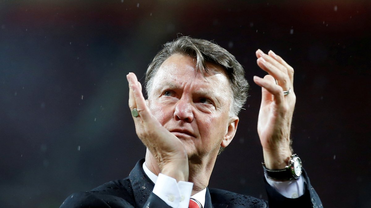 El entrenador Louis van Gaal reconoció que su enfermedad avanza agresivamente.