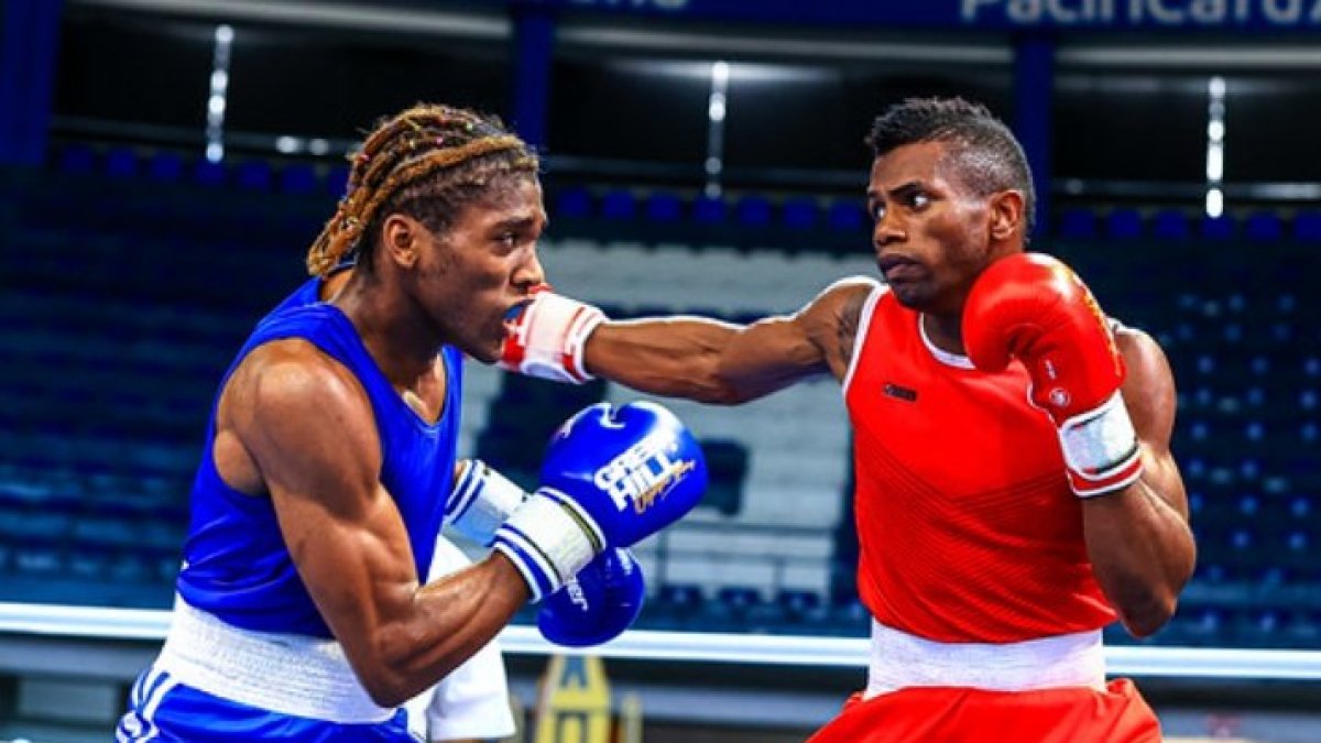 Jhancarlo Anichico (i), pugilista nacional, mostró técnica en el Campeonato Continental de Box y se llevó medalla de plata.