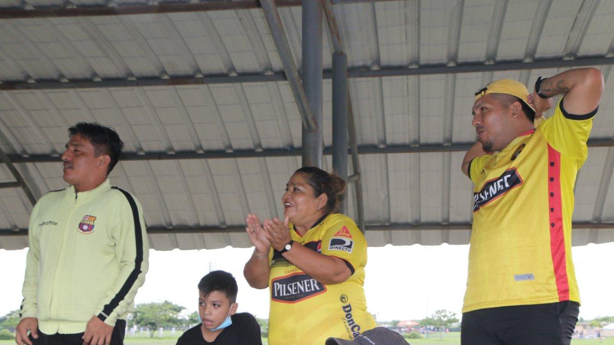 Los familiares de Madelen Riera, delantera de Barcelona, durante el partido frente a Carneras.