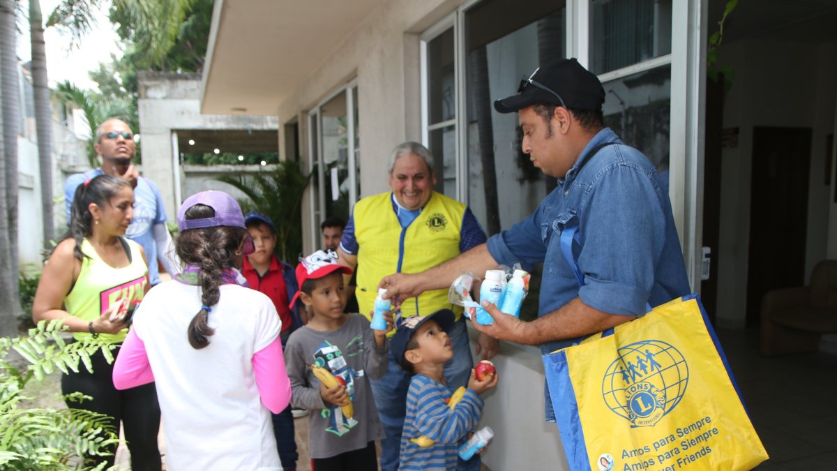 Los menores recibieron un refrigerio donado por las instituciones participantes