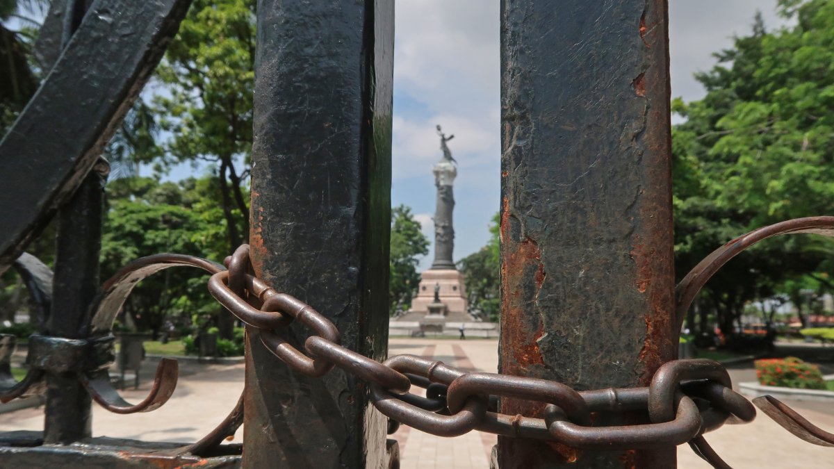 Cadenas. Uno de los accesos del parque Centenario, con cadenas. 