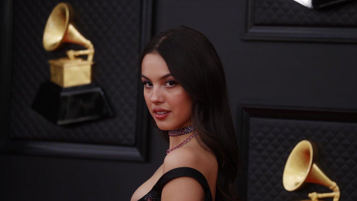 La estadounidense Olivia Rodrigo llega a la 64 edición de los premios Grammy en el MGM Grand Garden Arena de Las Vegas (EE.UU.)., este 3 de abril de 2022.