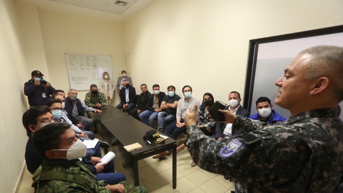 Reunión. Las autoridades, previo a la rueda de prensa dada al medio día, se congregaron en privado para evaluar la situación en la prisión de Cuenca.