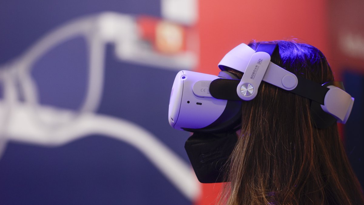 Una joven recorre el Mobile World Congress de Barcelona (MWC), probando unas gafas virtuales.