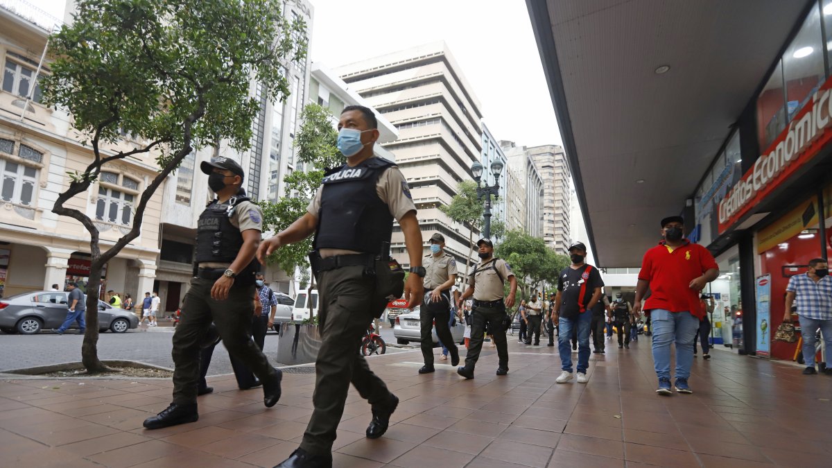 Una de las medidas preventivas que se han adoptado, son los operativos a pie que realiza la policía.