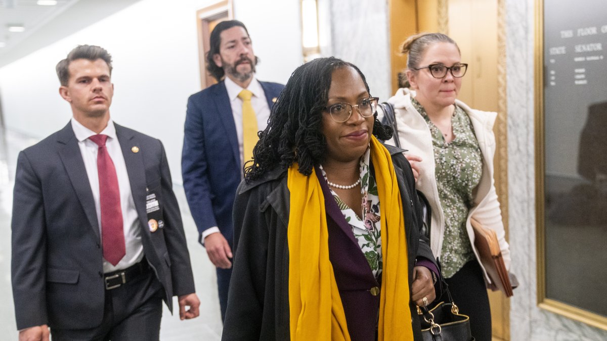 Washington.  La jueza nominada a la Corte Suprema Ketanji Brown Jackson llega a una reunión con el senador demócrata de Virginia Mark Warner