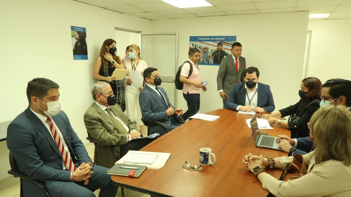 Cita. Las autoridades se reunieron en Guayaquil para analizar los cobros ilegales con las tarjetas de crédito.