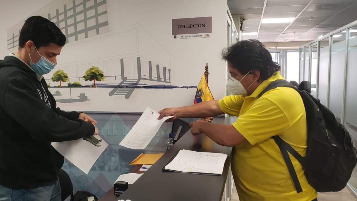 Oficio. El documento consta de ocho páginas, con diferentes solicitudes.