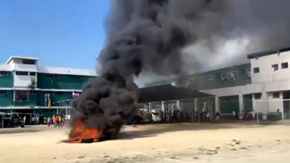 En los videos se observó que los reos prendieron fuego a llantas en el patio del reclusorio