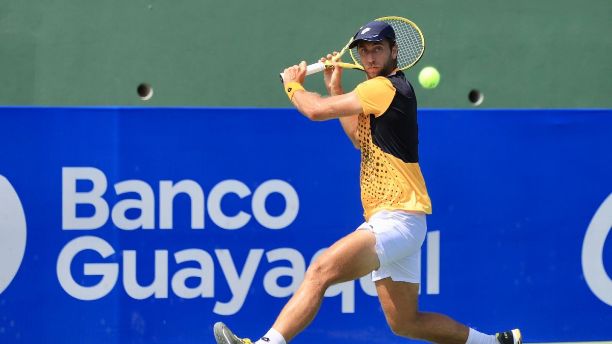 El integrante del equipo ecuatoriano Copa Davis batalló ante el japonés Yosuke Watanuki.