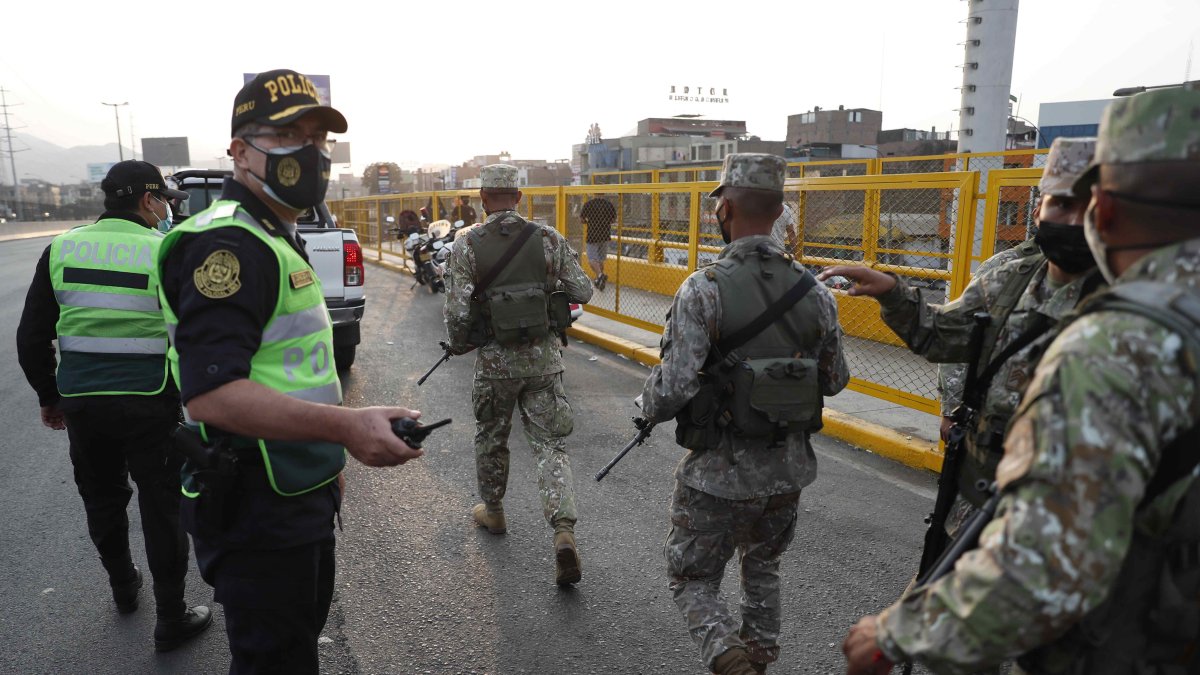 Militares y policías controlan un paradero de transporte público este martes 5 de abril
en las calles de Lima