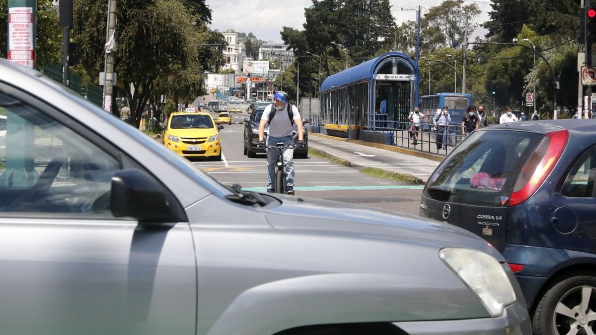 Irrespeto. En la avenida 6 de Diciembre un ciclista circulaba por la vía en medio de los autos.