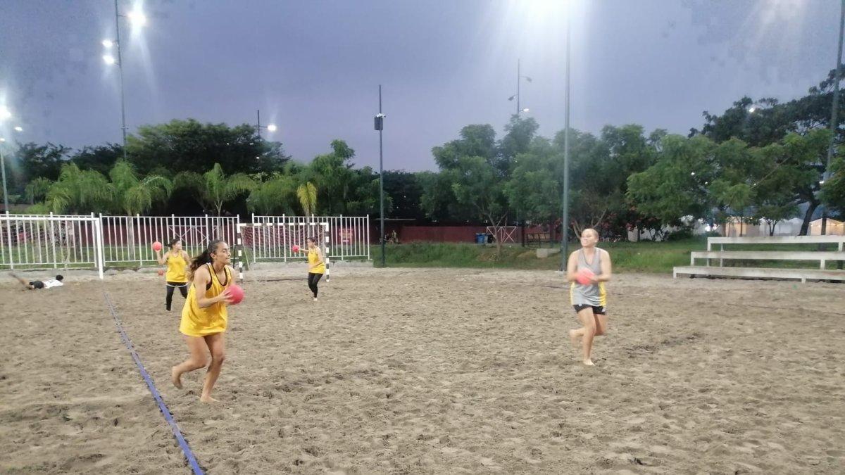 Las prácticas diarias de las seleccionadas se desarrollan en las canchas de arena del parque Samanes de 19:00 a 21:00.