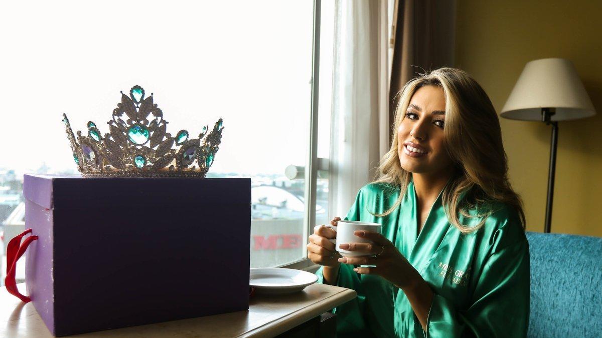 Vive entre Quito y Guayaquill. Tiene alma de gitana.