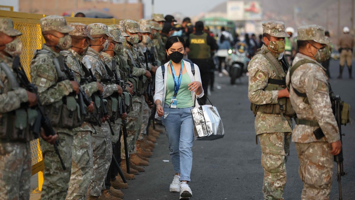 Militares y policías controlan un paradero de transporte público hoy martes 5 de abril de 2022 en las calles de Lima. EFE/Paolo Aguilar