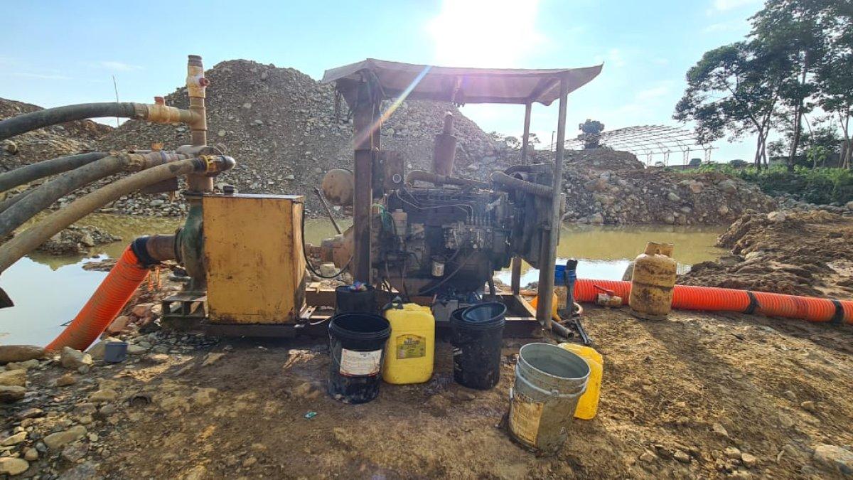 Acciones. Militares inutilizan maquinaria utilizada para minería ilegal en el cantón Camilo Ponce Enríquez de Azuay.