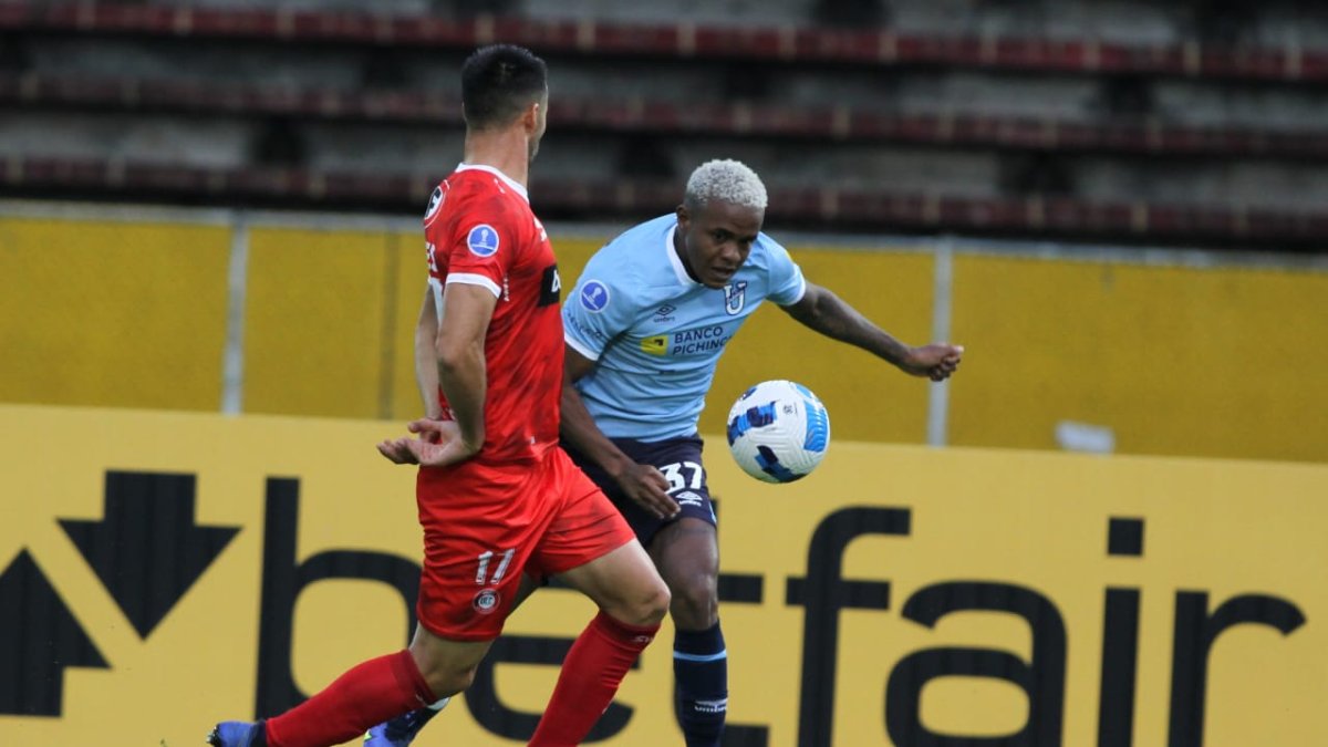 El cuadro camarata intentó abrir el candado de los visitantes, pero no tuvo la claridad necesaria