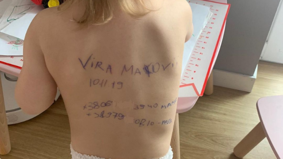 Oleksandra Makoviy escribió sus datos en la espalda de su pequeña hija Vira