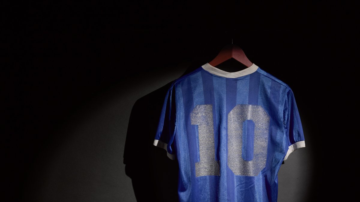 La camiseta de la selección argentina que lució Diego Armando Maradona en el partido ante Inglaterra, en los cuartos de final de la Copa del Mundo de México 1986, donde anotó los dos de los goles del triunfo (2-1), está en subasta por la casa de pujas Sotheby's, y se estima que puede llegar a alcanzar un valor cercano a los 6 millones de libras (unos 7,2 millones de euros).