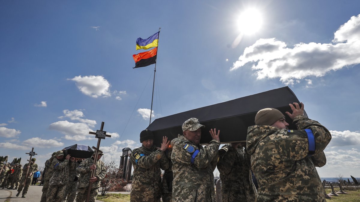 Soldados ucranianos cargan a hombros los ataúdes con los restos de sus compañeros