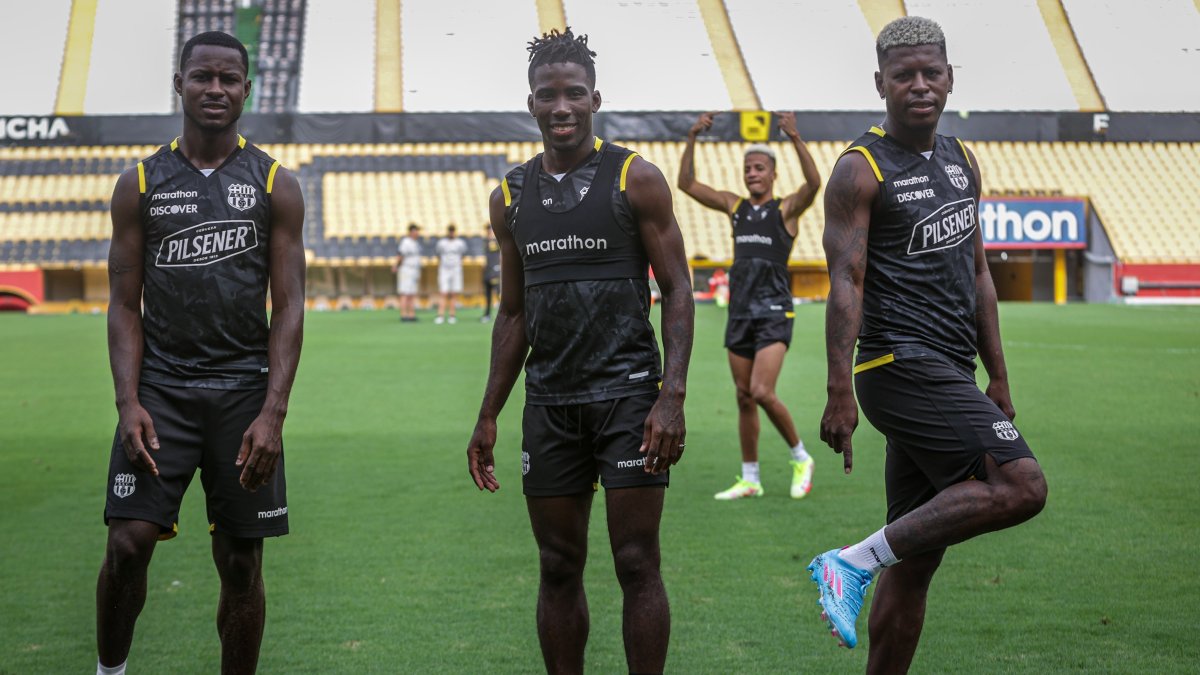 Leonel Quiñónez, Adonis Preciado y Gabriel Cortez, jugadores de Barcelona de cara al duelo con el cuadro uruguayo.