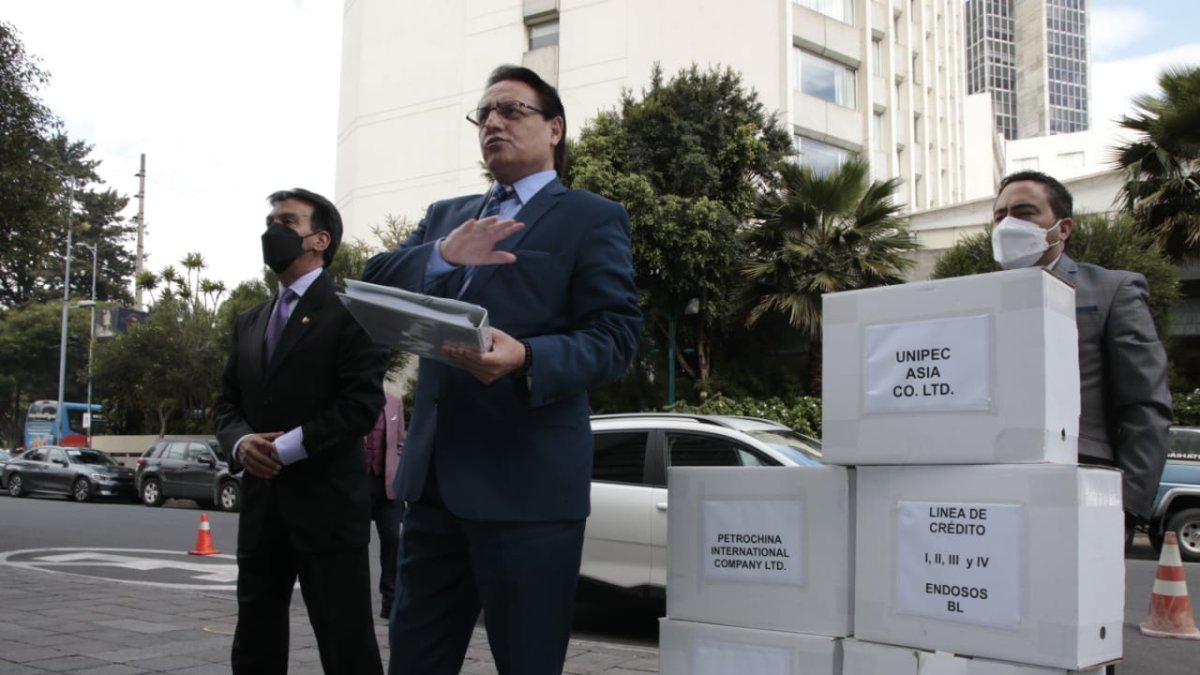 Pedido. El asambleísta Fernando Villavicencio acudió a la Fiscalía a presentar el informe sobre Petrochina.