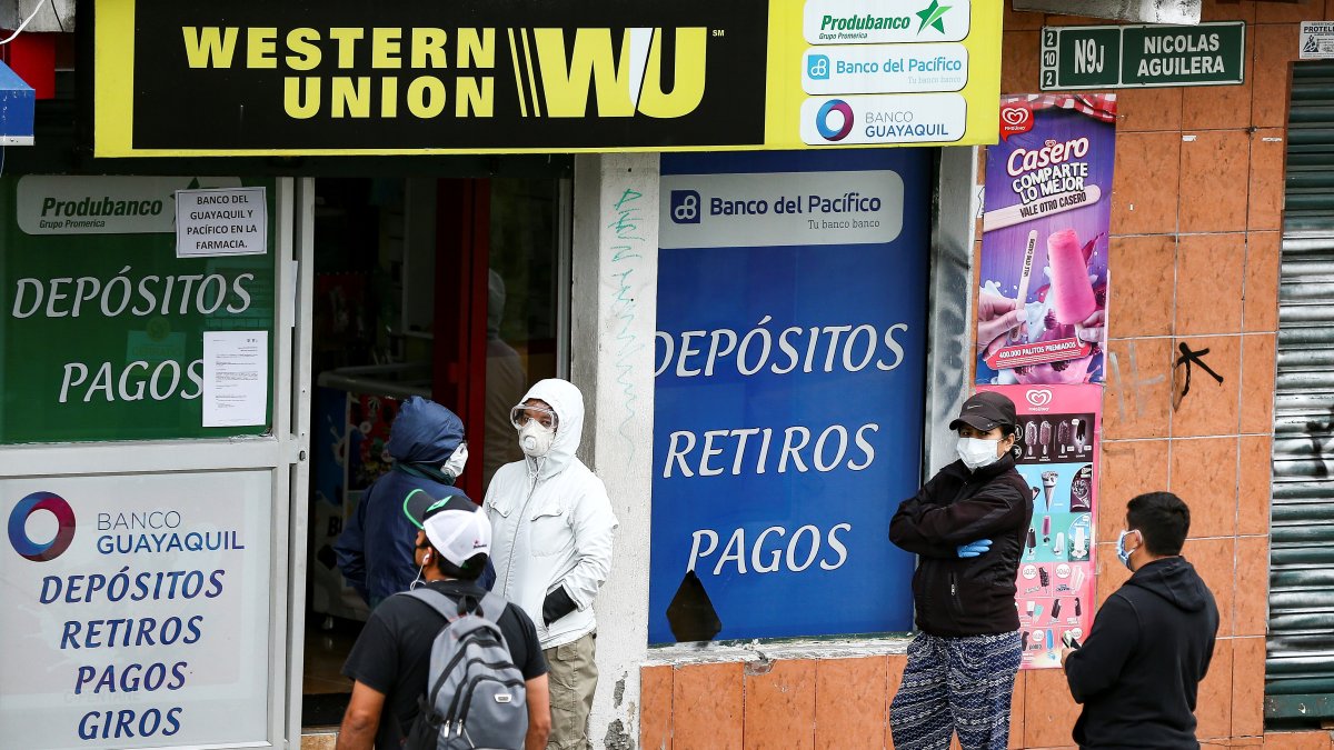 Ciudadanos hacen fila en una agencia Wester Union en Quito (Ecuador), en una fotogradía de archivo.