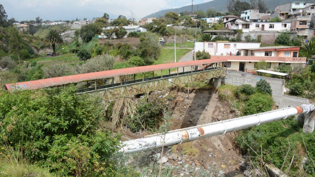 El puente quedó inestable después del último deslizamiento de tierra. Las bases quedaron sin soportes.