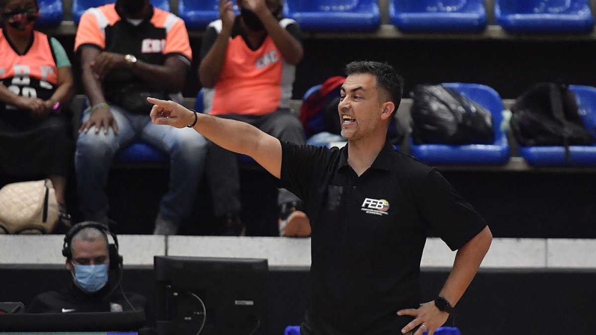 El DT argentino Lucas Gil Russo comandó la Tri en el torneo Sudamericano donde se colgaron el bronce.