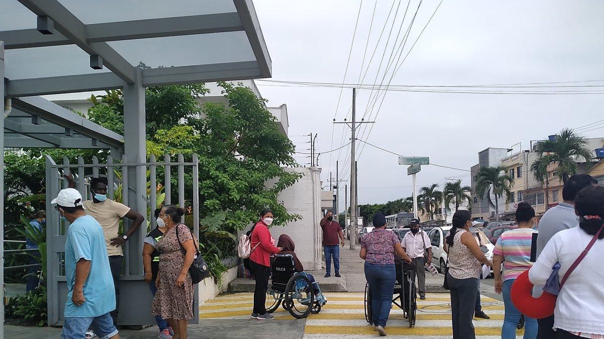 Familiares y pacientes de Solca.