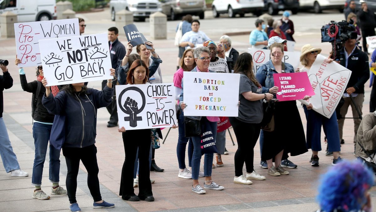 Manifestantes con cartelones expresan estar a favor del aborto, frente al Capitolio de Oklahoma.