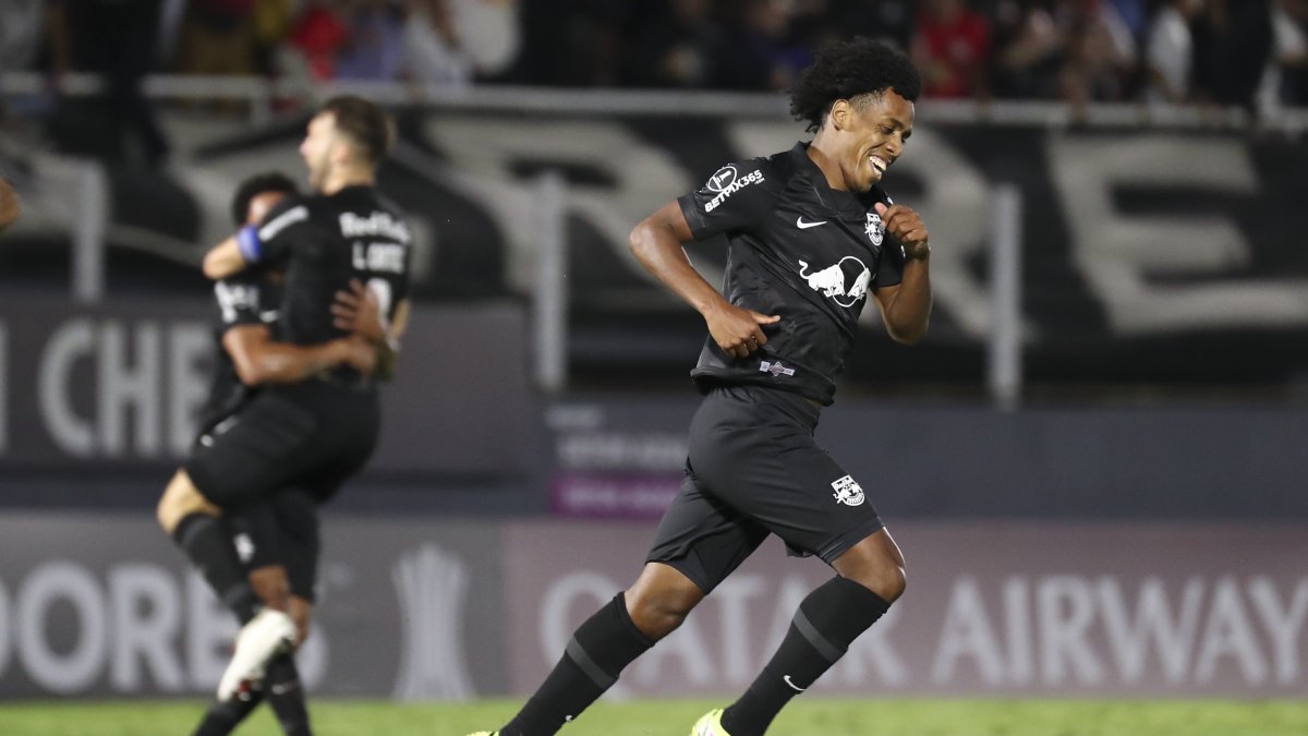 José Hurtado (d), lateral ecuatoriano de Bragantino, corre para festejar su tanto ante Nacional.