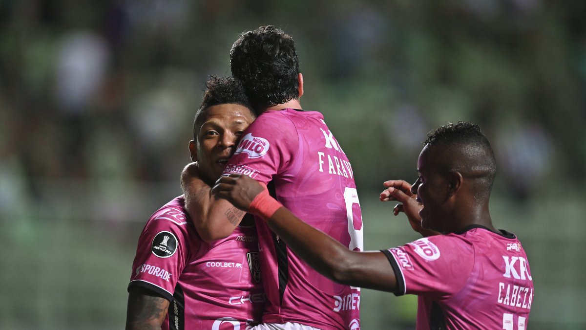 Billy Arce (i) de Independiente del Valle celebra hoy con sus compañeros tras anotar contra el América Mineiro, durante un partido por el Grupo D de la Copa Libertadores en el estadio Raimundo Sampaio de Belo Horizonte (Brasil).