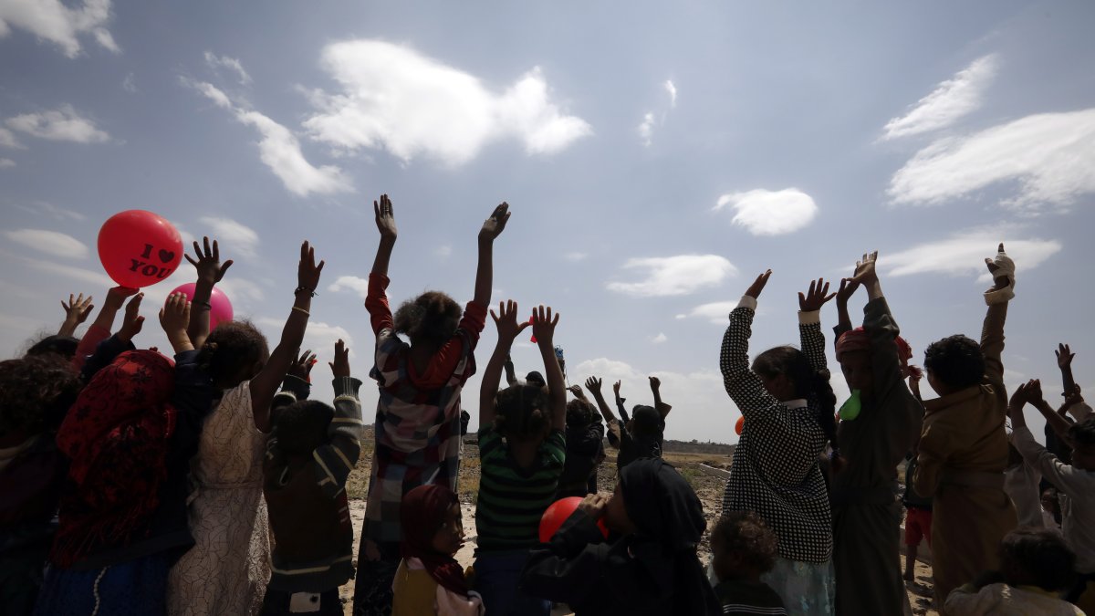 Niños juegan en Saná en foto de archivo