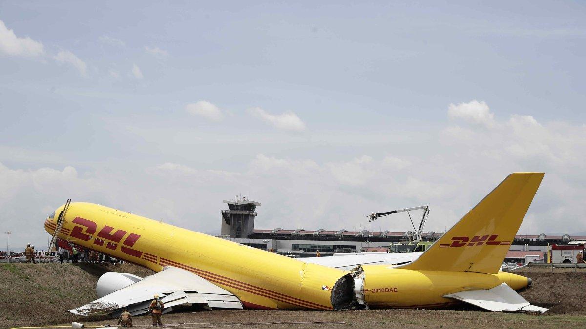 Fotografía de un avión de la empresa de mensajería DHL que se ha partido en dos tras haberse salido de pista por un problema hidráulico, hoy, en el aeropuerto Juan Santamaría, en San José (Costa Rica).
