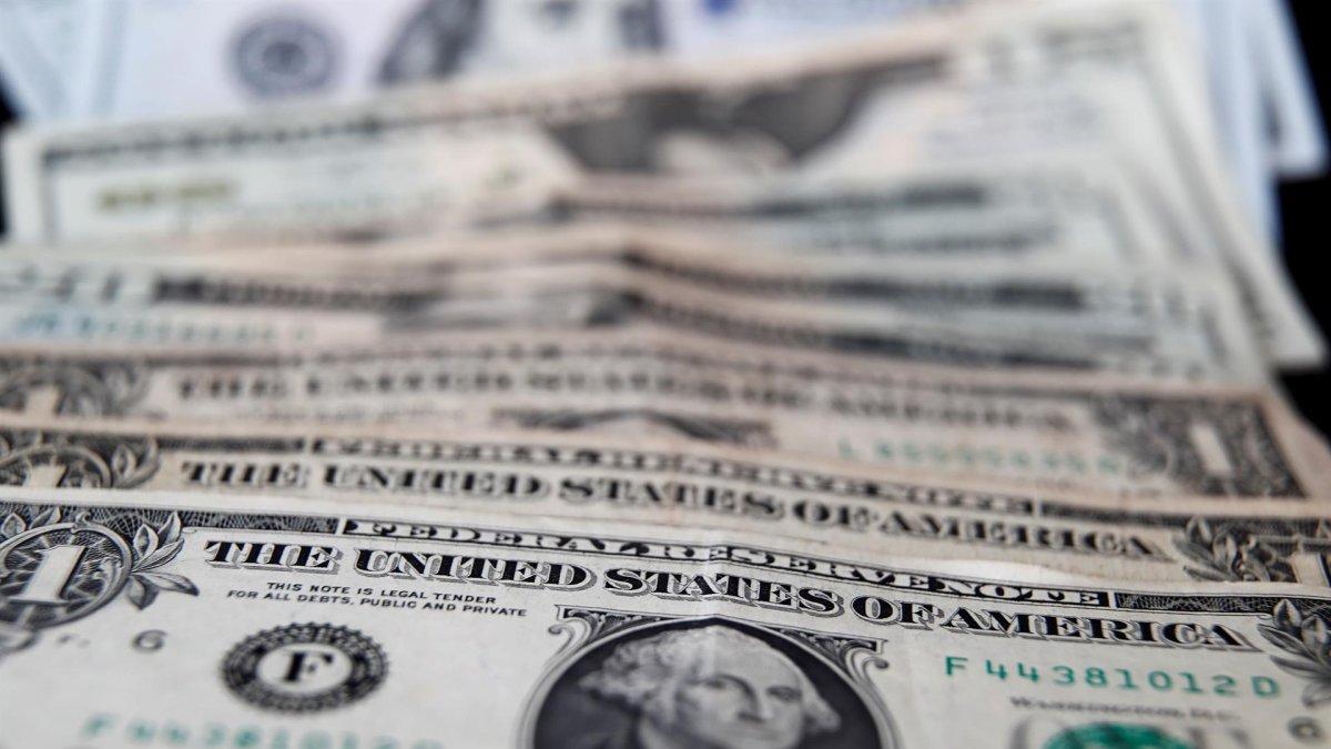 Vista de billetes de dólares, en una fotografía de archivo.