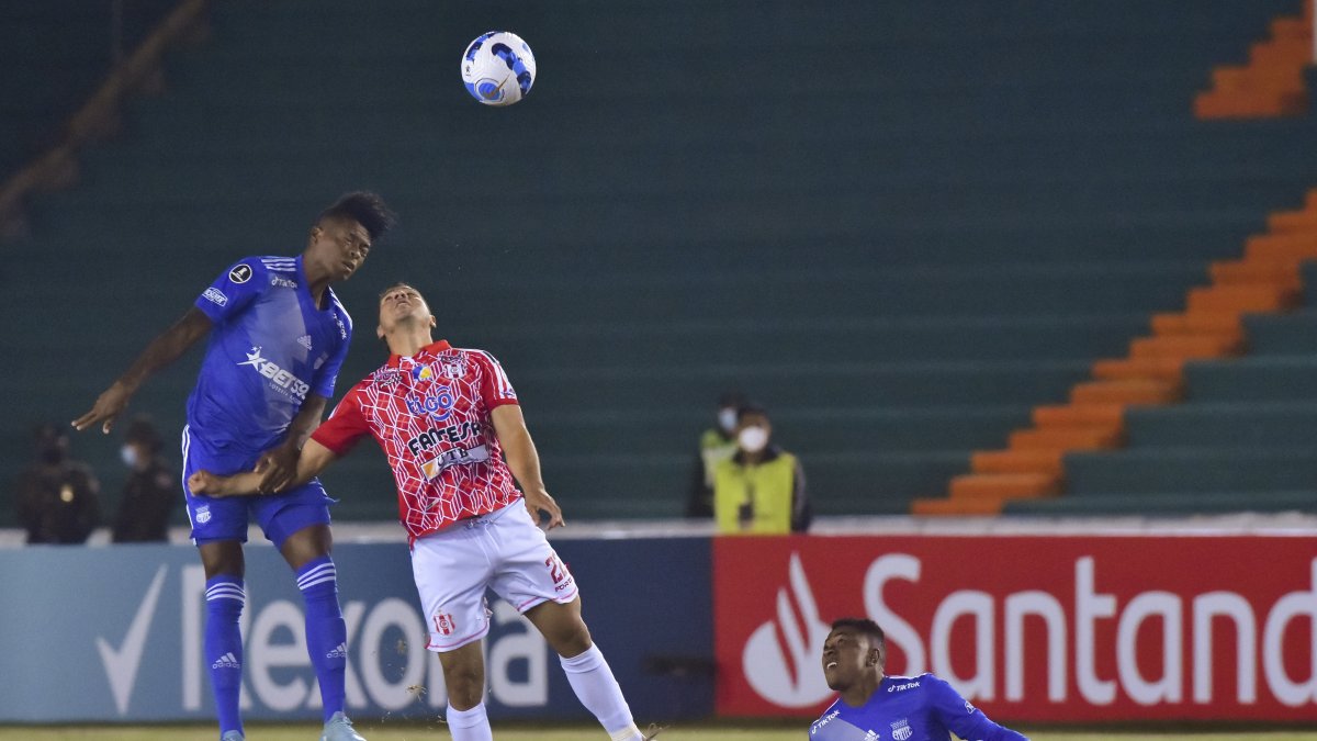 Robin Ramírez (c) de Independiente disputa el balón con Jackson Rodríguez de Emelec.