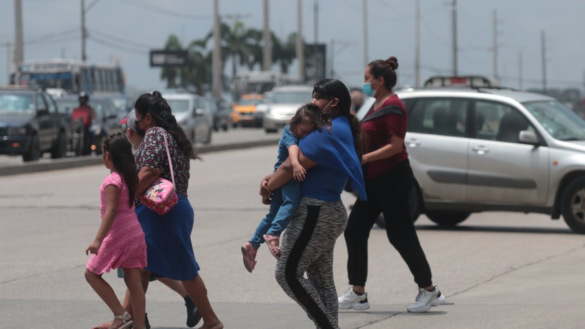 Cientos de personas se enfrentan a un riesgo inminente al cruzar la Juan Tanca Marengo, una vía rápida y peligrosa.