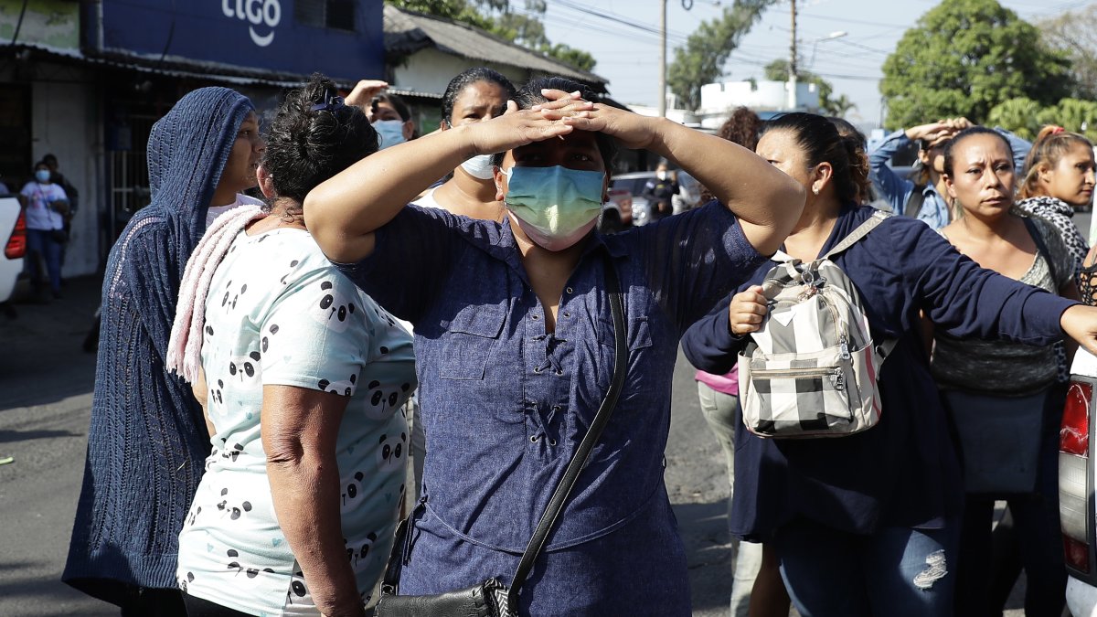 Familiares de los presos buscan información en la cárcel. EFE